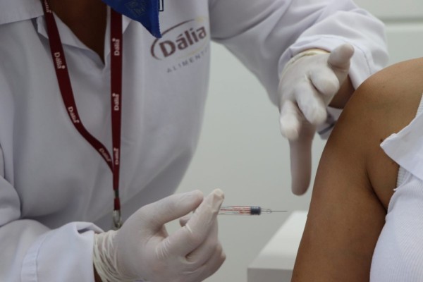 Funcionários das unidades de Encantado e Arroio do Meio receberam doses de forma gratuita