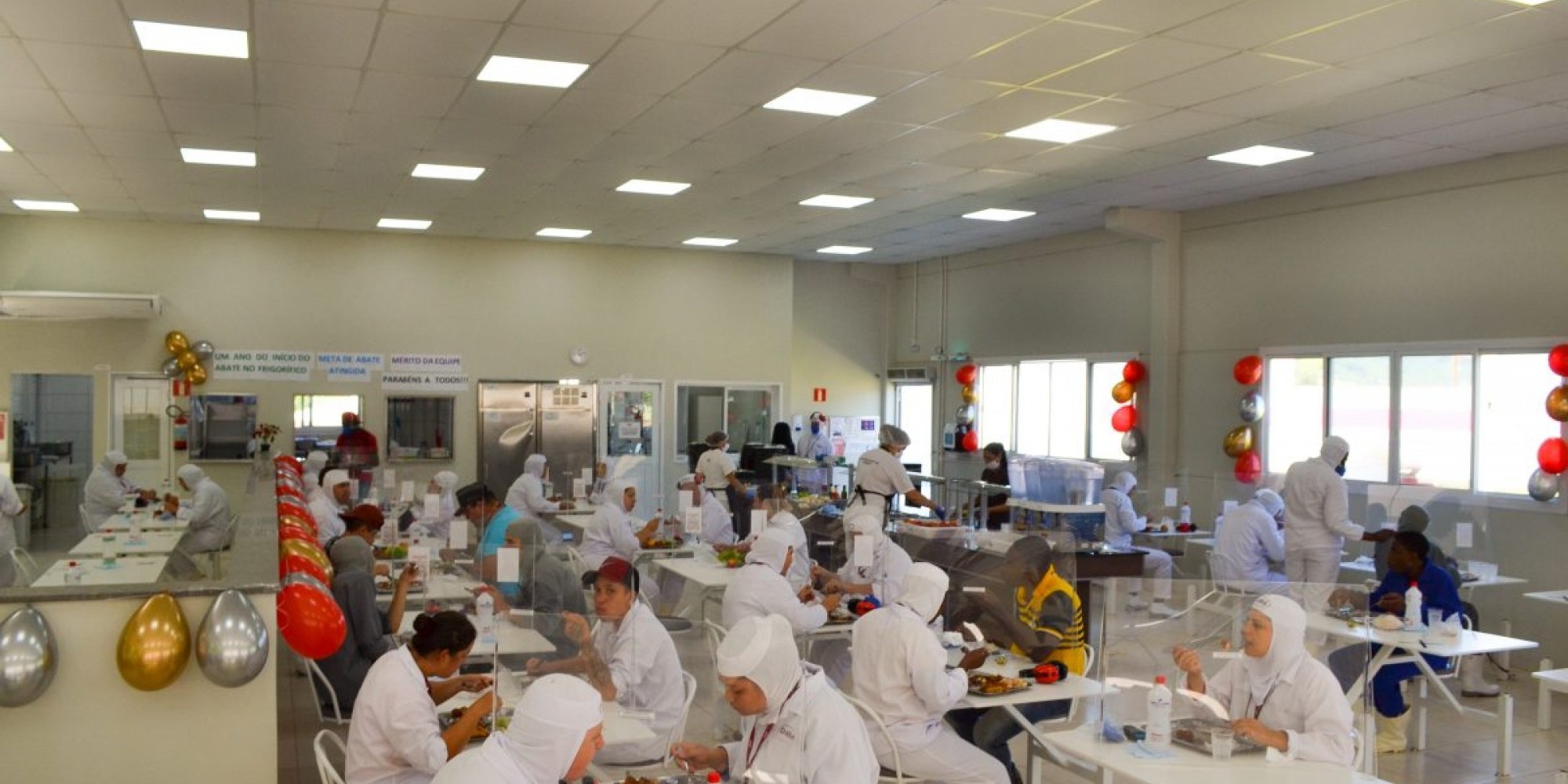 Refeitório foi decorado para receber os funcionários e marcar um ano de abate na unidade