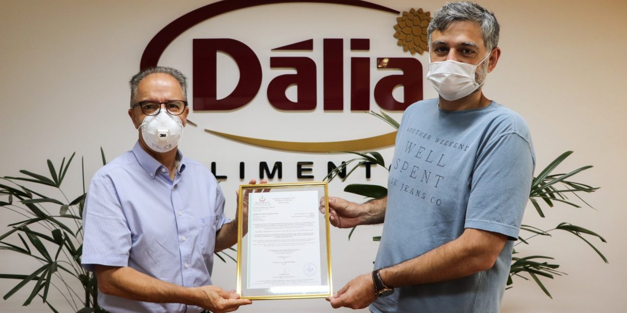 Presidente Executivo da Dália Alimentos, Carlos Alberto de Figueiredo Freitas recebendo o certificado original do diretor executivo da CDIAL HALAL, Ali Ahmad Saifi
