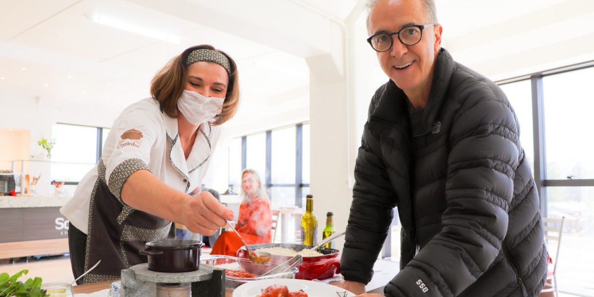 Cátia servindo ao presidente Executivo a costelinha suína Dália ao molho barbecue Cátia servindo ao presidente Executivo a costelinha suína Dália ao molho barbecue