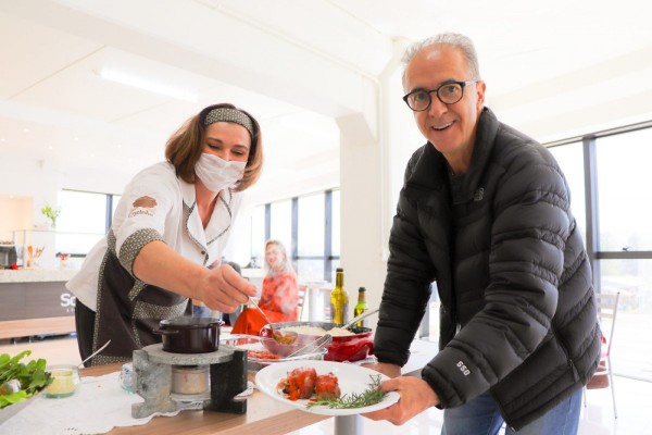 Cátia servindo ao presidente Executivo a costelinha suína Dália ao molho barbecue