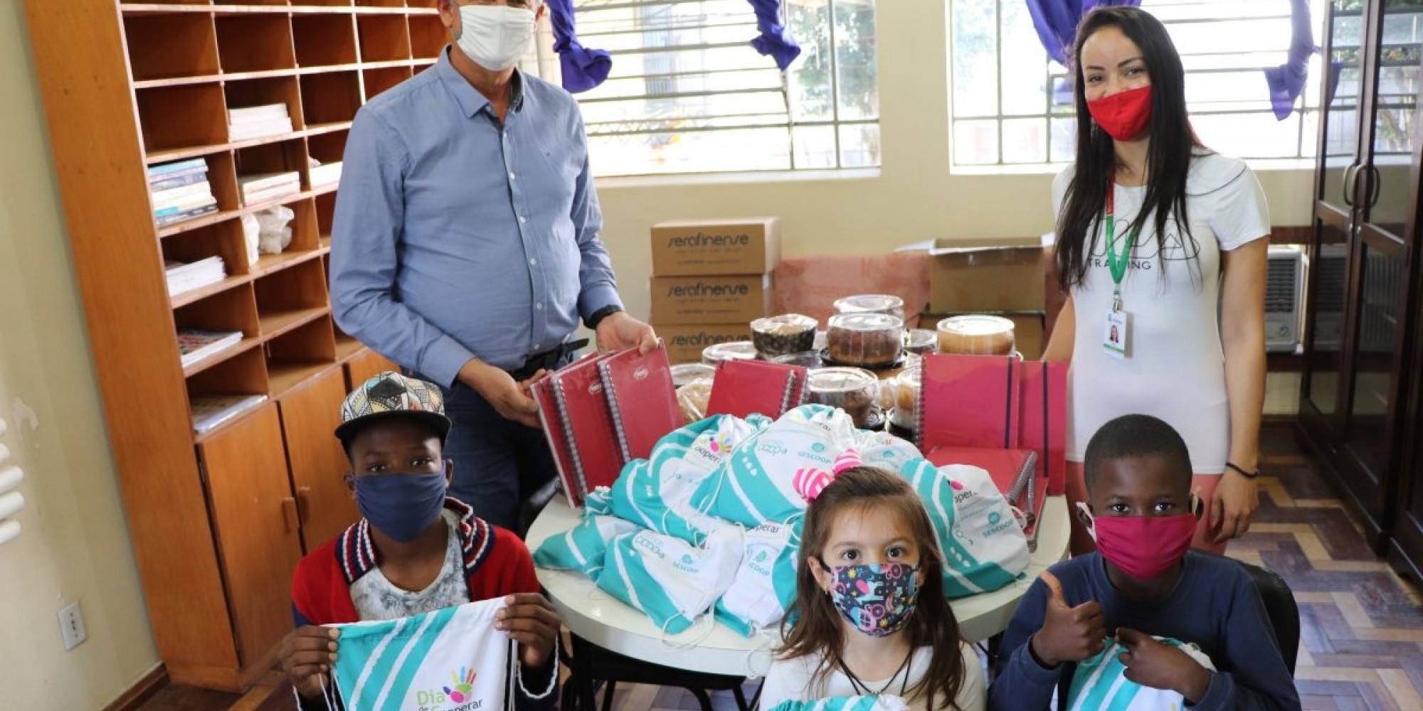  Também foram entregues sacochilas, lápis e camisetas alusivas ao Dia C, do Sistema OCB