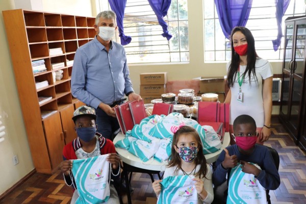  Também foram entregues sacochilas, lápis e camisetas alusivas ao Dia C, do Sistema OCB