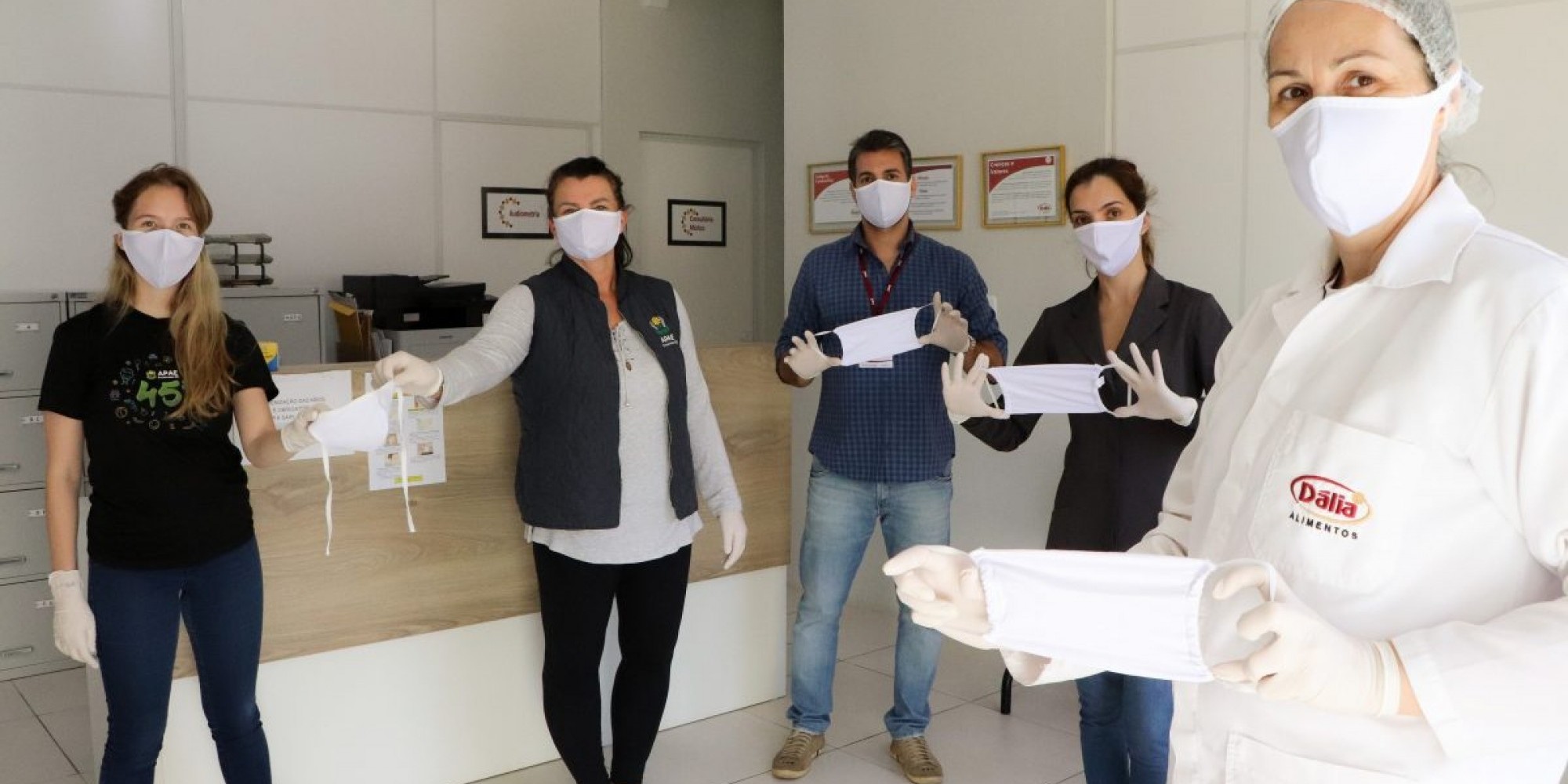Vinte mil unidades em tecido foram confeccionadas. Todos os funcionários devem utilizar, seguindo normas, a fim de prevenir e evitar o contágio pela Covid-19 Vinte mil unidades em tecido foram confeccionadas. Todos os funcionários devem utilizar, seguindo normas, a fim de prevenir e evitar o contágio pela Covid-19