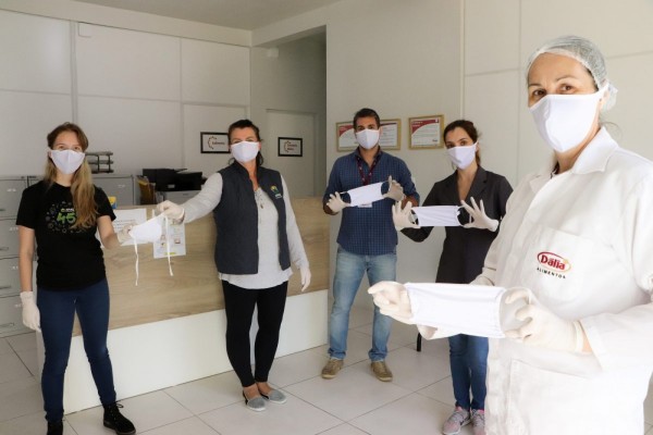 Vinte mil unidades em tecido foram confeccionadas. Todos os funcionários devem utilizar, seguindo normas, a fim de prevenir e evitar o contágio pela Covid-19 