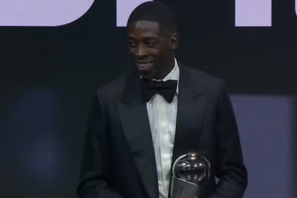 Atacante do PSG vence pr&ecirc;mio em cerim&ocirc;nia realizada em Doha e supera Lamine Yamal e Mbapp&eacute; na vota&ccedil;&atilde;o.