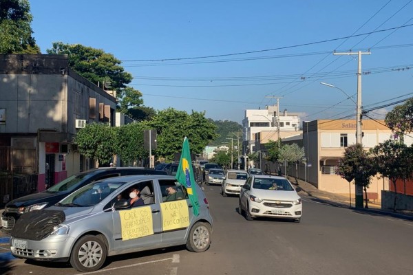 Manifestação ocorreu na tarde deste sábado 