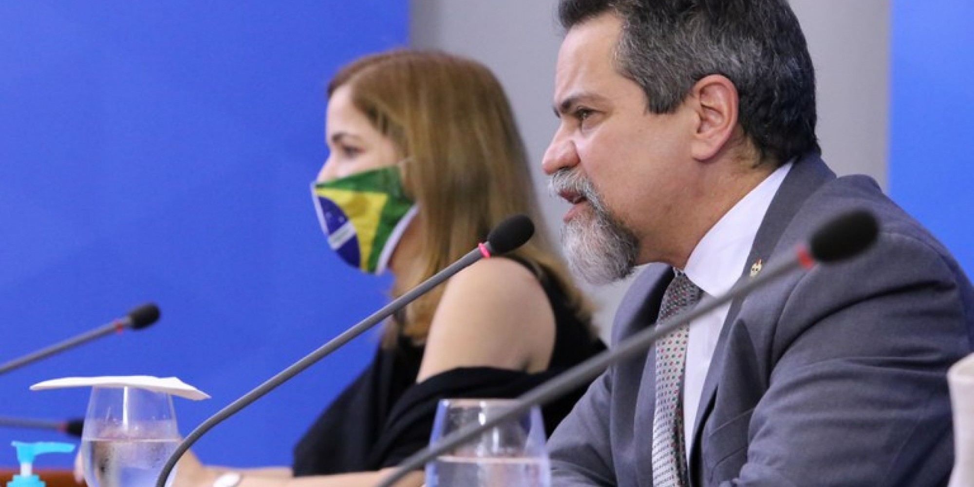 Secretário-executivo adjunto do Ministério da Saúde, Élcio Franco, fala durante coletiva de imprensa