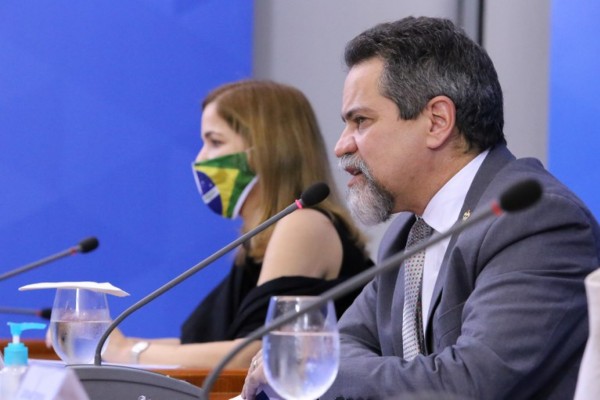 Secretário-executivo adjunto do Ministério da Saúde, Élcio Franco, fala durante coletiva de imprensa