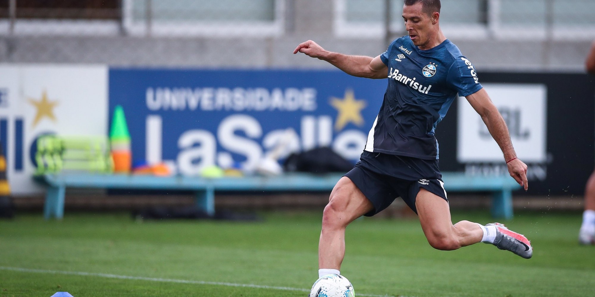 Grêmio apresenta novo centroavante