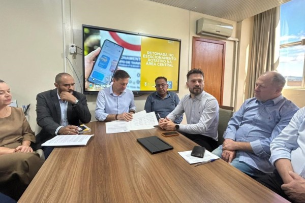 O prefeito Jonas Calvi assinou nesta segunda-feira (20) o termo que restabelece a concessão do serviço; novo sistema prevê repasse ao Consepro e fiscalização reforçada pela Secretaria Municipal de Planejamento e Desenvolvimento Econômico.