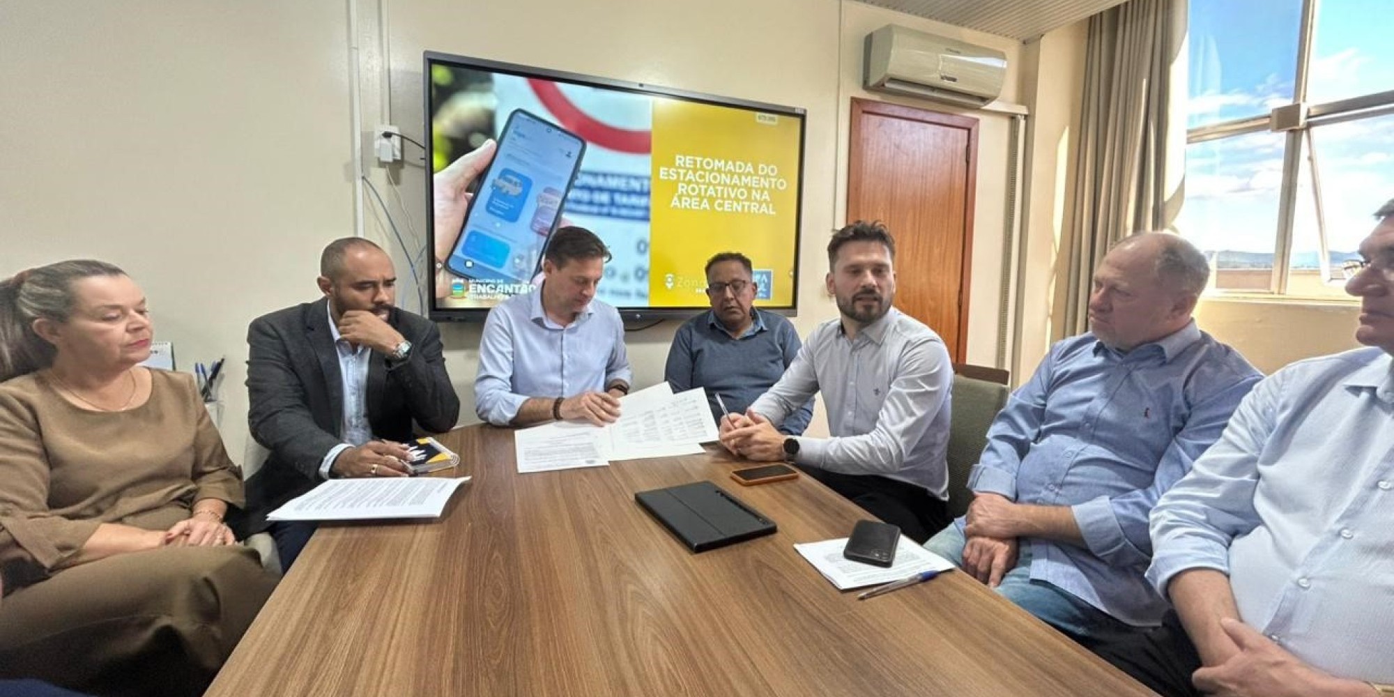 O prefeito Jonas Calvi assinou nesta segunda-feira (20) o termo que restabelece a concessão do serviço; novo sistema prevê repasse ao Consepro e fiscalização reforçada pela Secretaria Municipal de Planejamento e Desenvolvimento Econômico. O prefeito Jonas Calvi assinou nesta segunda-feira (20) o termo que restabelece a concessão do serviço; novo sistema prevê repasse ao Consepro e fiscalização reforçada pela Secretaria Municipal de Planejamento e Desenvolvimento Econômico.