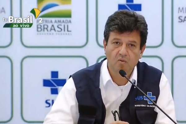 O ministro da Saúde, Luiz Henrique Mandetta, aconselha que quem comprou cloroquina sem prescrição médica deve devolver medicamento