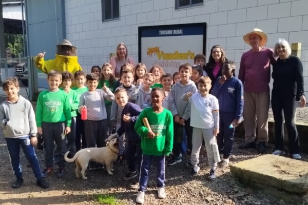 Projeto sobre abelhas, desenvolvido por alunos do 3º ano, é selecionado para representar Encantado e a 3ª CRE na etapa estadual em Porto Alegre.