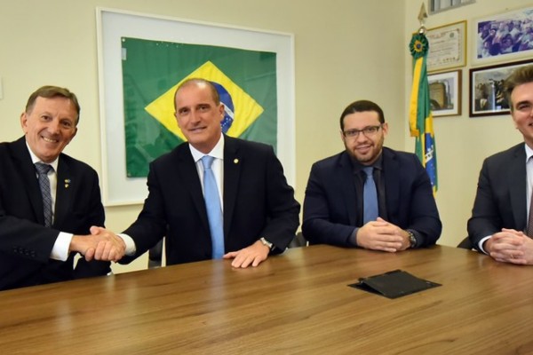 O presidente dos Correios, Floriano Peixoto; o ministro da Cidadania, Onyx Lorenzoni; o secretário executivo do Ministério, Antônio Barreto, e o secretário especial do Desenvolvimento Social, Sérgio Queiroz: parceria