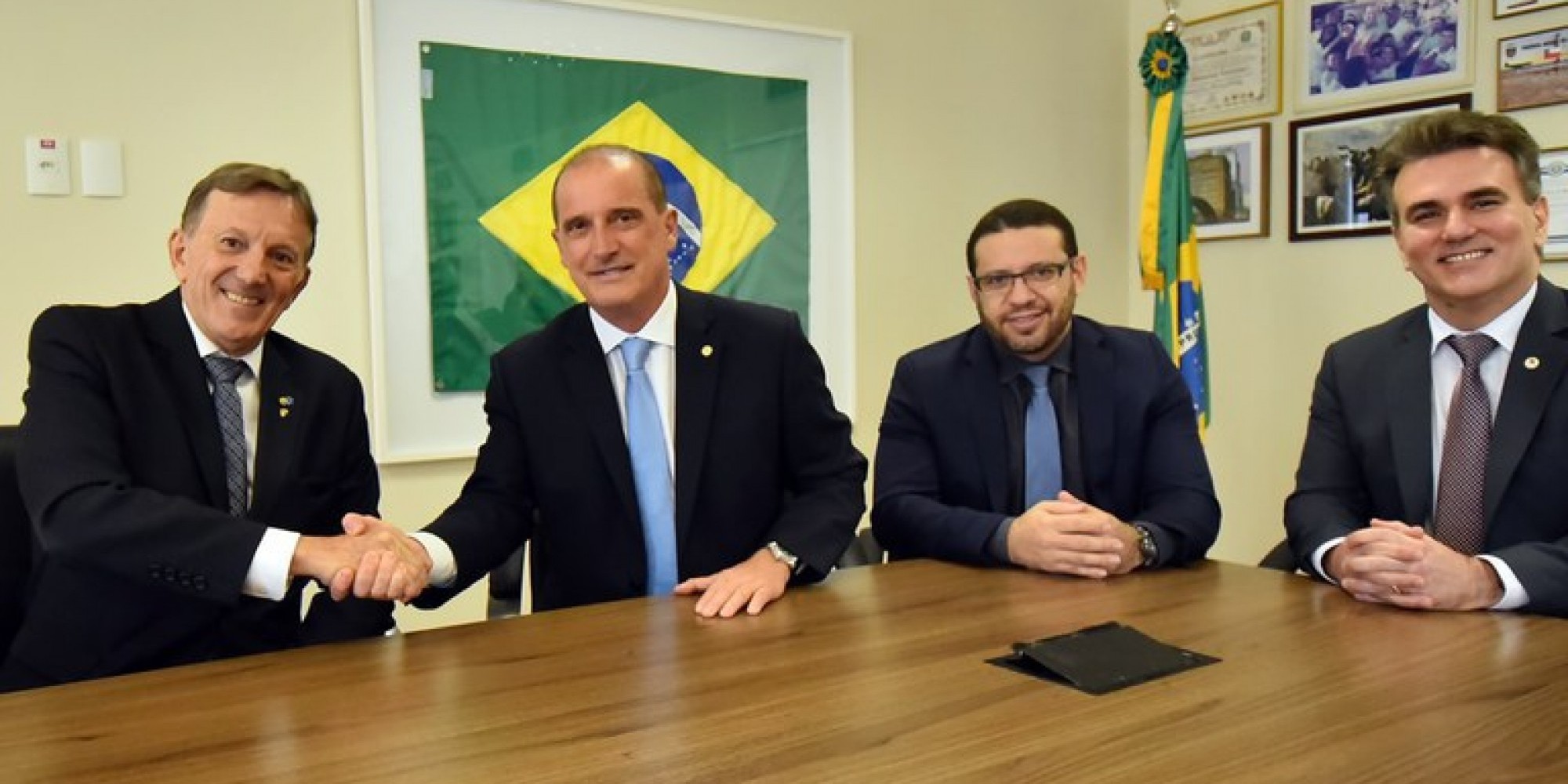 O presidente dos Correios, Floriano Peixoto; o ministro da Cidadania, Onyx Lorenzoni; o secretário executivo do Ministério, Antônio Barreto, e o secretário especial do Desenvolvimento Social, Sérgio Queiroz: parceria O presidente dos Correios, Floriano Peixoto; o ministro da Cidadania, Onyx Lorenzoni; o secretário executivo do Ministério, Antônio Barreto, e o secretário especial do Desenvolvimento Social, Sérgio Queiroz: parceria