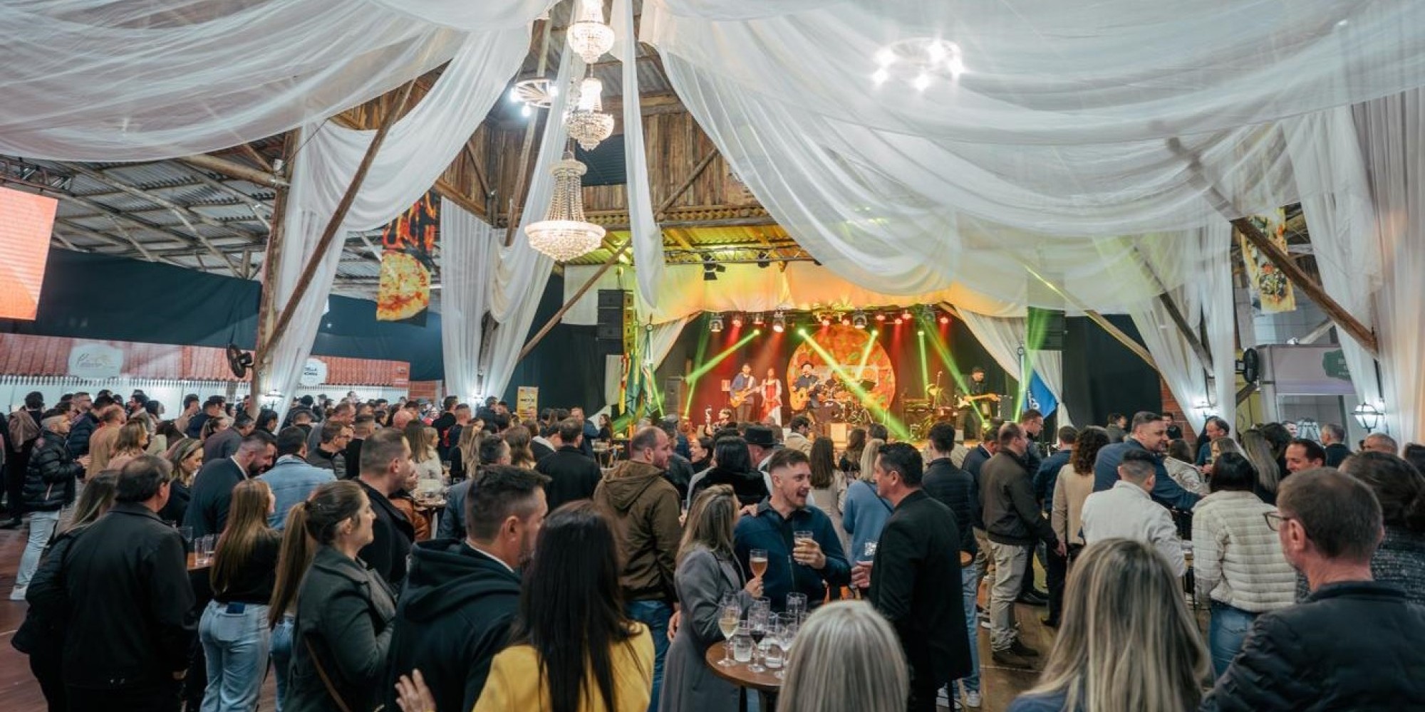 Após receber cerca de 2 mil pessoas nos primeiros dois dias de sua 10ª edição, o festival volta a acontecer nesta sexta (11) e sábado (12), com muita gastronomia, música e ambiente familiar. Após receber cerca de 2 mil pessoas nos primeiros dois dias de sua 10ª edição, o festival volta a acontecer nesta sexta (11) e sábado (12), com muita gastronomia, música e ambiente familiar.