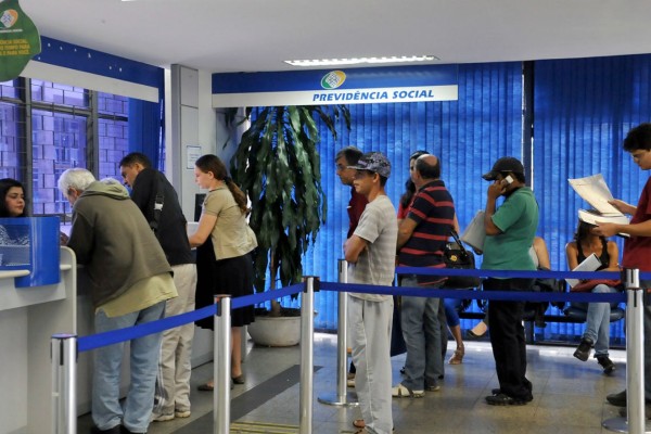 Cerca de 2 milhões de brasileiros esperam uma posição do INSS