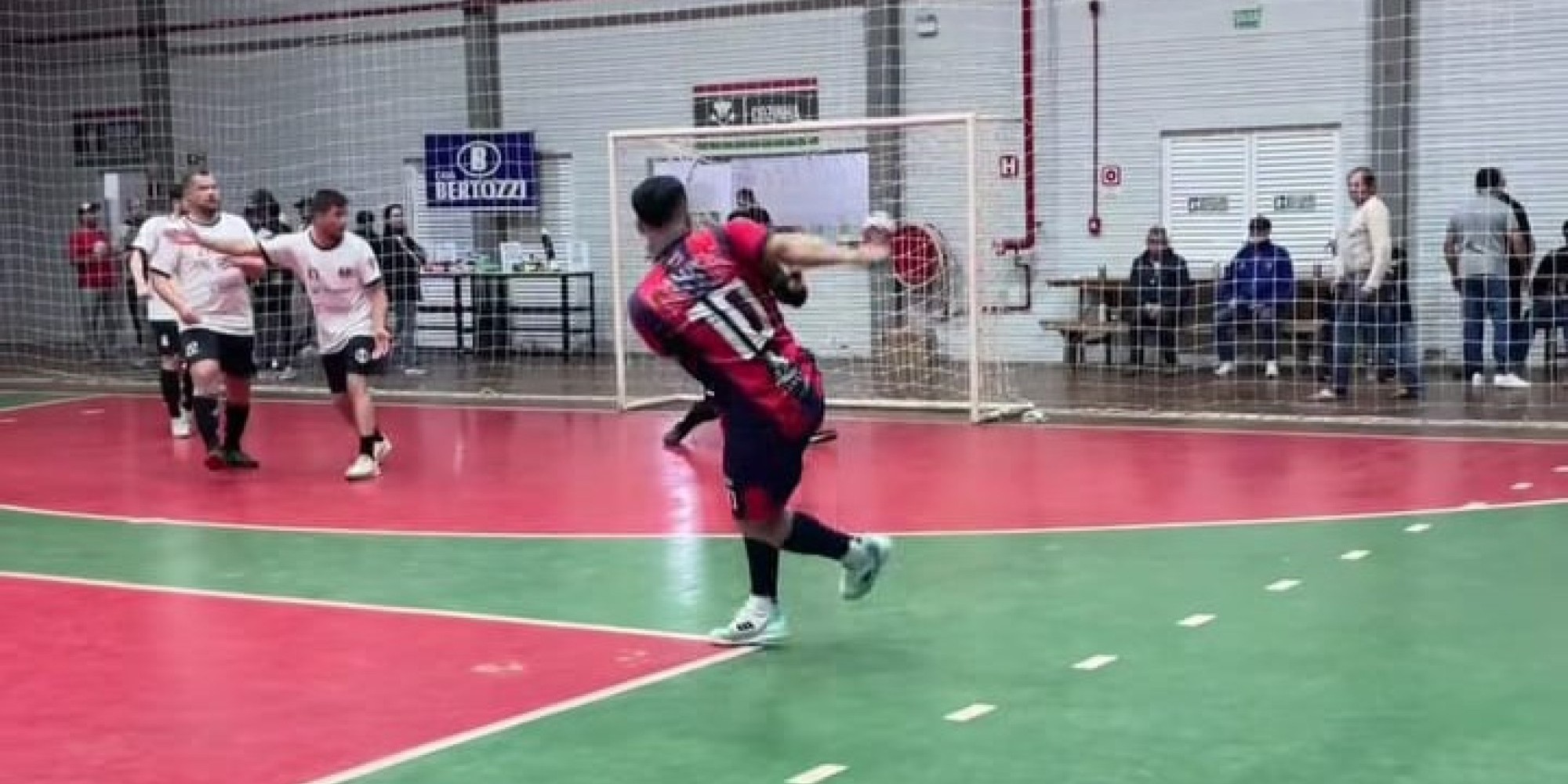 Primeiros jogos decisivos definiram três finalistas nas categorias Livre, Sub-16 e Veteranos; as partidas desta quinta (25) vão decidir os últimos finalistas, a partir das 19h50min, no Parque João Batista Marchese.