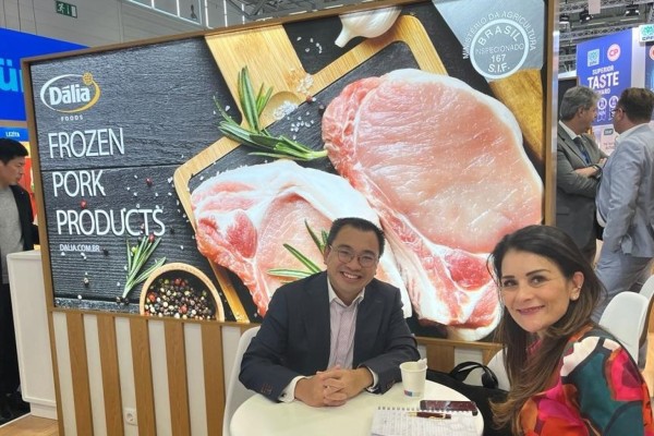  Supervisora de Exportação, Silvana Todeschini Gomes, junto com clientes internacionais