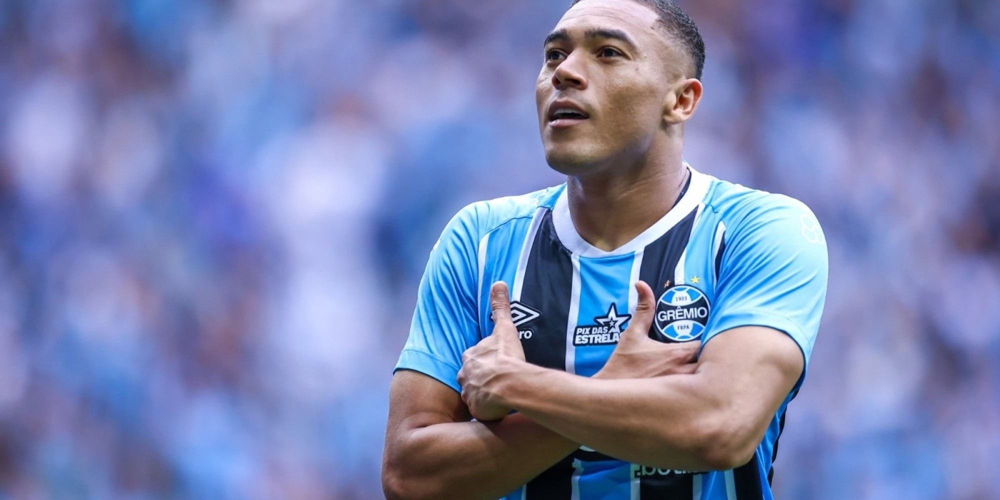 O centroavante marcou os três gols gremistas na vitória por 3 a 1, na tarde deste domingo (26), pela 30ª rodada, diante de quase 33 mil torcedores em Porto Alegre.