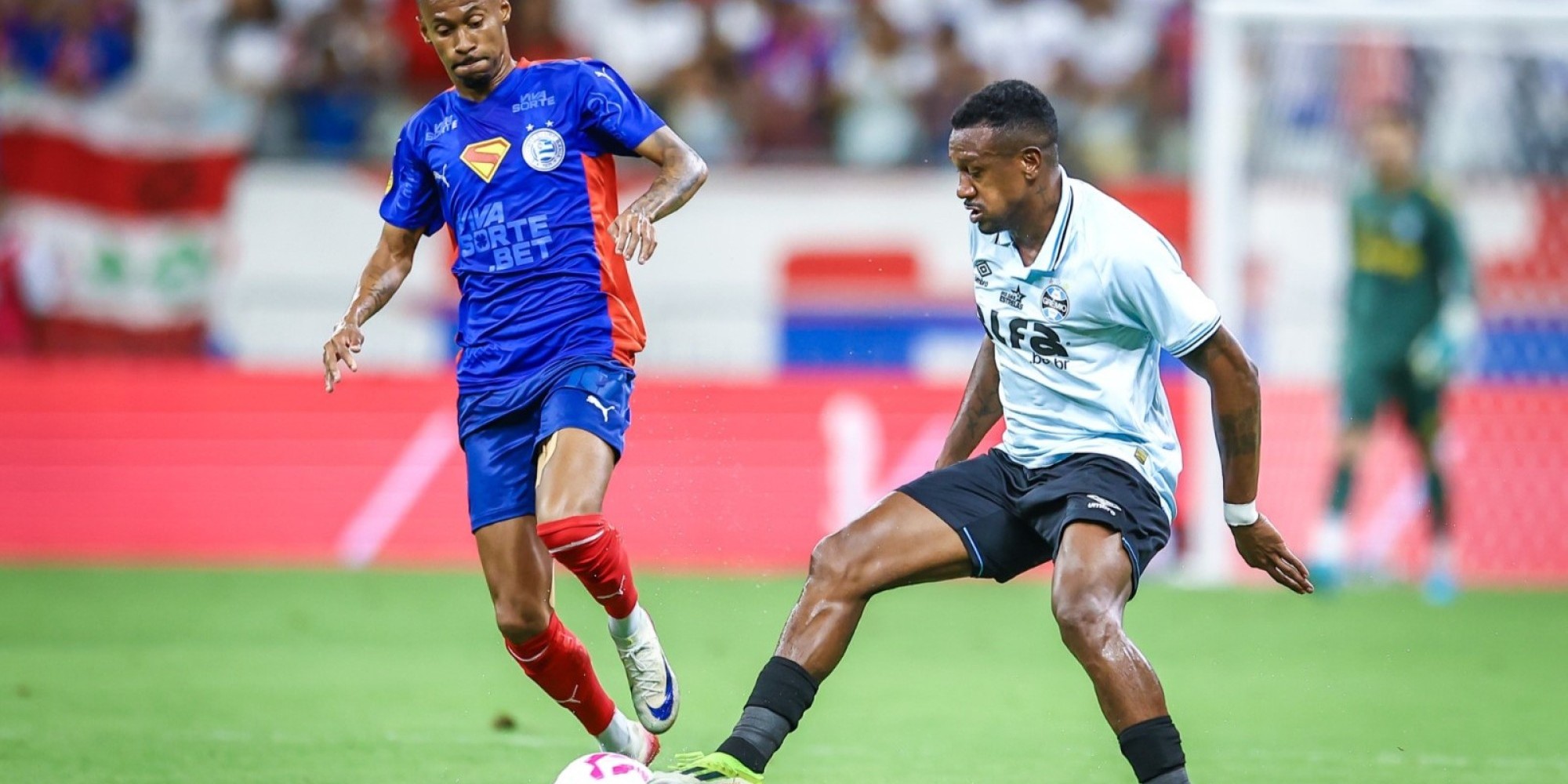 Time de Mano Menezes sofreu derrota por 4 a 0 na Arena Fonte Nova e continua com 36 pontos, agora ocupando a 12ª colocação. Time de Mano Menezes sofreu derrota por 4 a 0 na Arena Fonte Nova e continua com 36 pontos, agora ocupando a 12ª colocação.