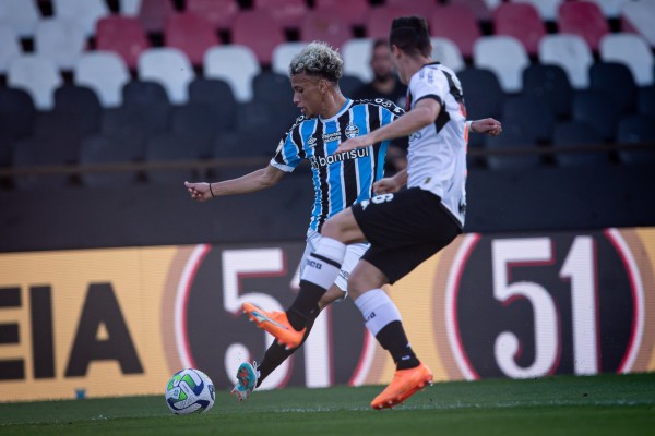 Estreante Vegetti entrou no segundo tempo e marcou o gol da vitória vascaína.