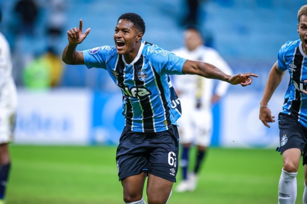 Com gol de Riquelme, o Tricolor fez 1 a 0 diante de 5.462 torcedores, na noite desta quinta-feira (29). Na próxima fase da competição, vai enfrentar o Alianza Lima, do Peru, na segunda quinzena julho, com direito de decidir em casa.