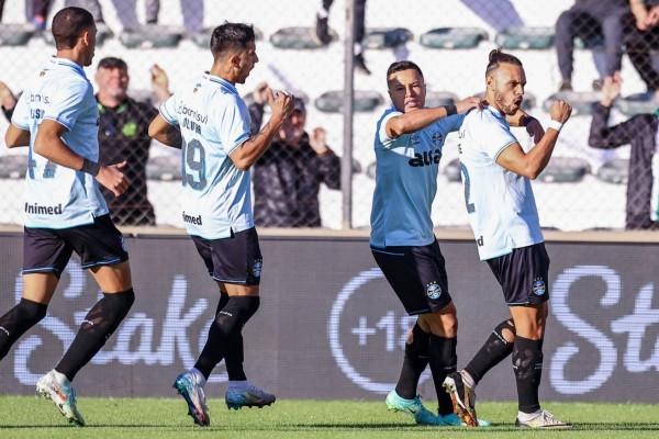 Braithwaite e Cristian Olivera garantiram a vitória do Tricolor Gaúcho, na tarde deste domingo (1º), diante de 9 mil torcedores no Alfredo Jaconi. Mano Menezes conseguiu a terceira vitória seguida e a primeira fora de casa em mais de 40 dias de trabalho.