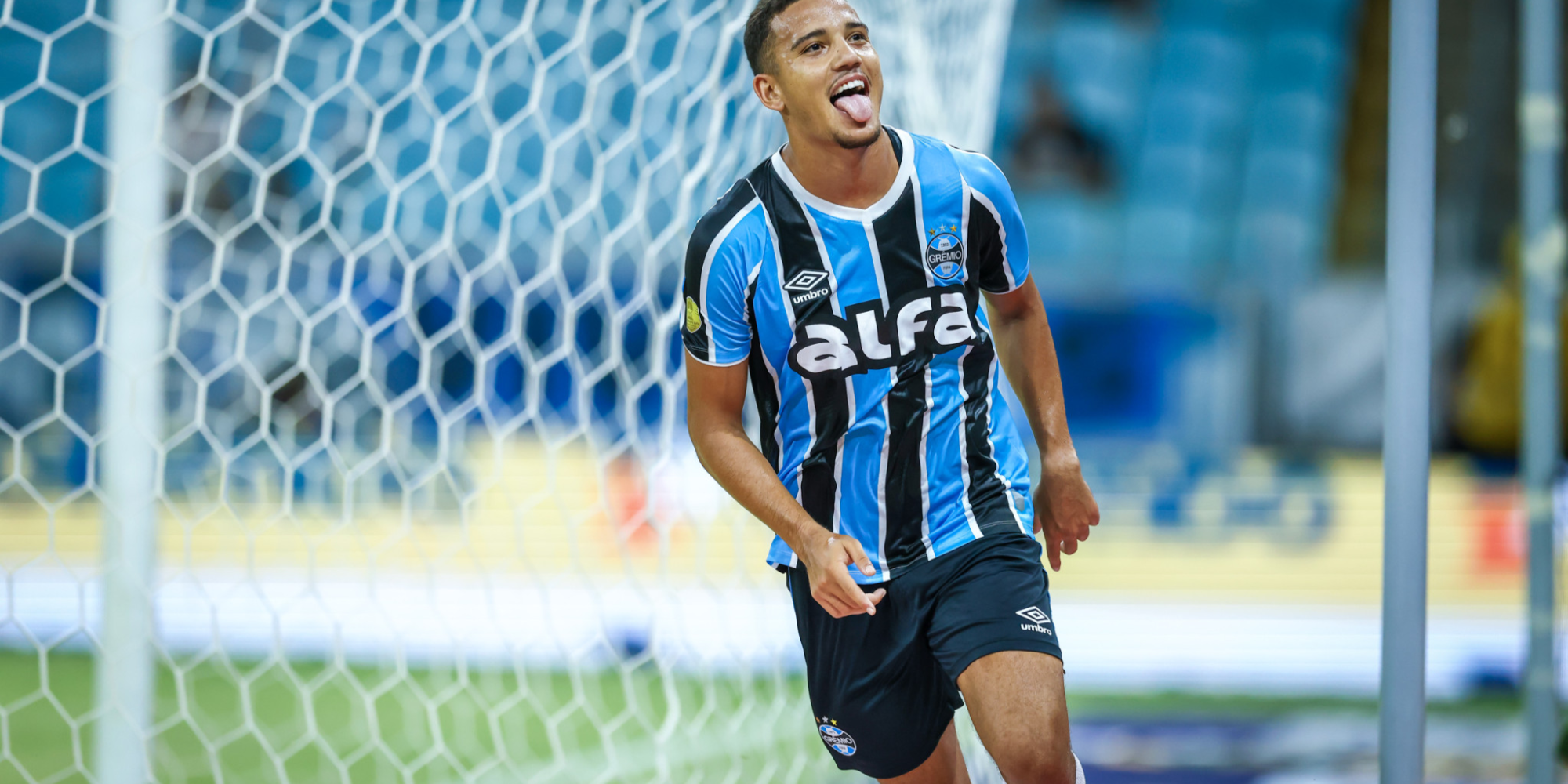 Gustavo Martins, Braithwaite (duas vezes) e Pavón (duas vezes) fizeram os gols da vitória tricolor.