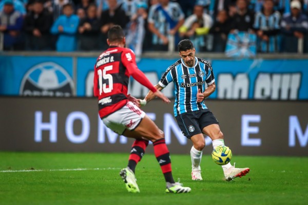 Gabriel Barbosa e Thiago Maia marcaram para o rubro-negro. Kannemann foi expulso pelo lado Tricolor.
