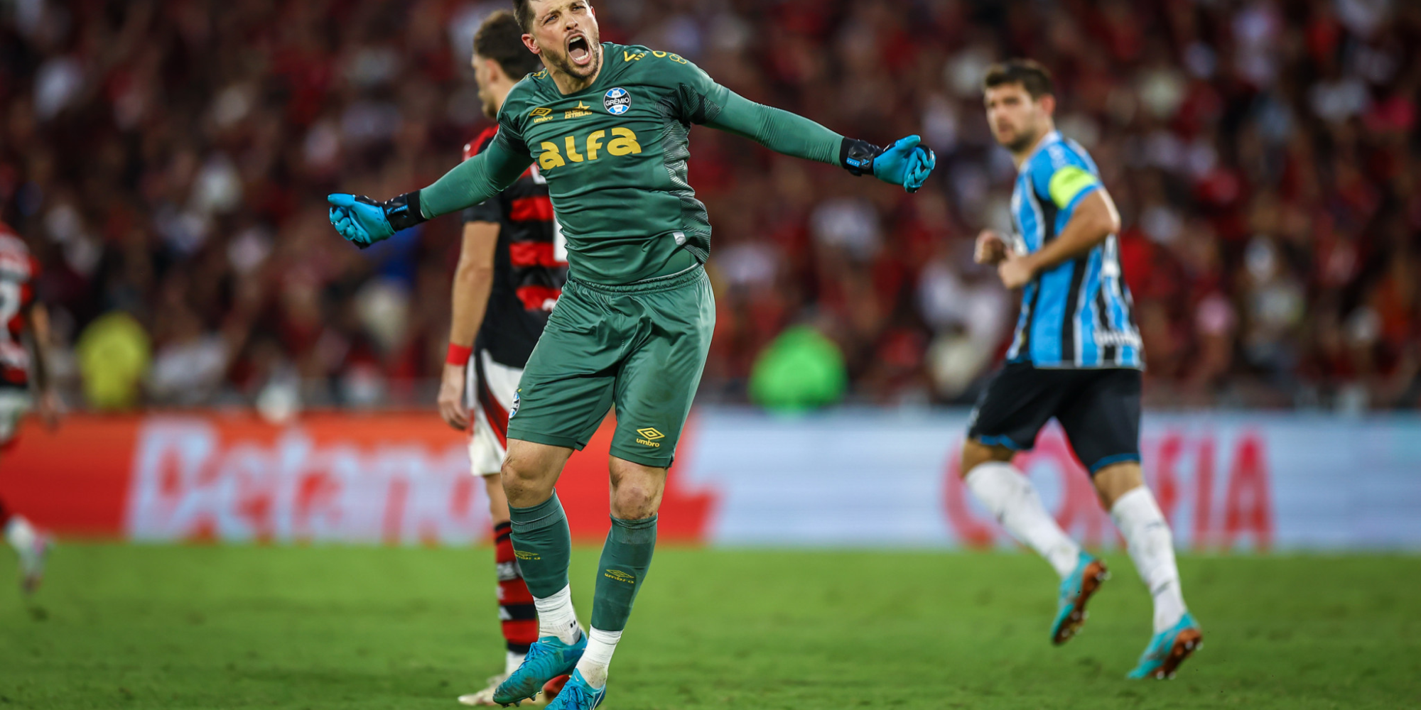 Diante de quase 70 mil torcedores, o Tricolor empatou em 1 a 1, na tarde deste domingo (31), pela 22ª rodada e subiu para a 13ª posição, com 25 pontos. Volpi se tornou o terceiro goleiro na história a marcar com a camisa do clube.