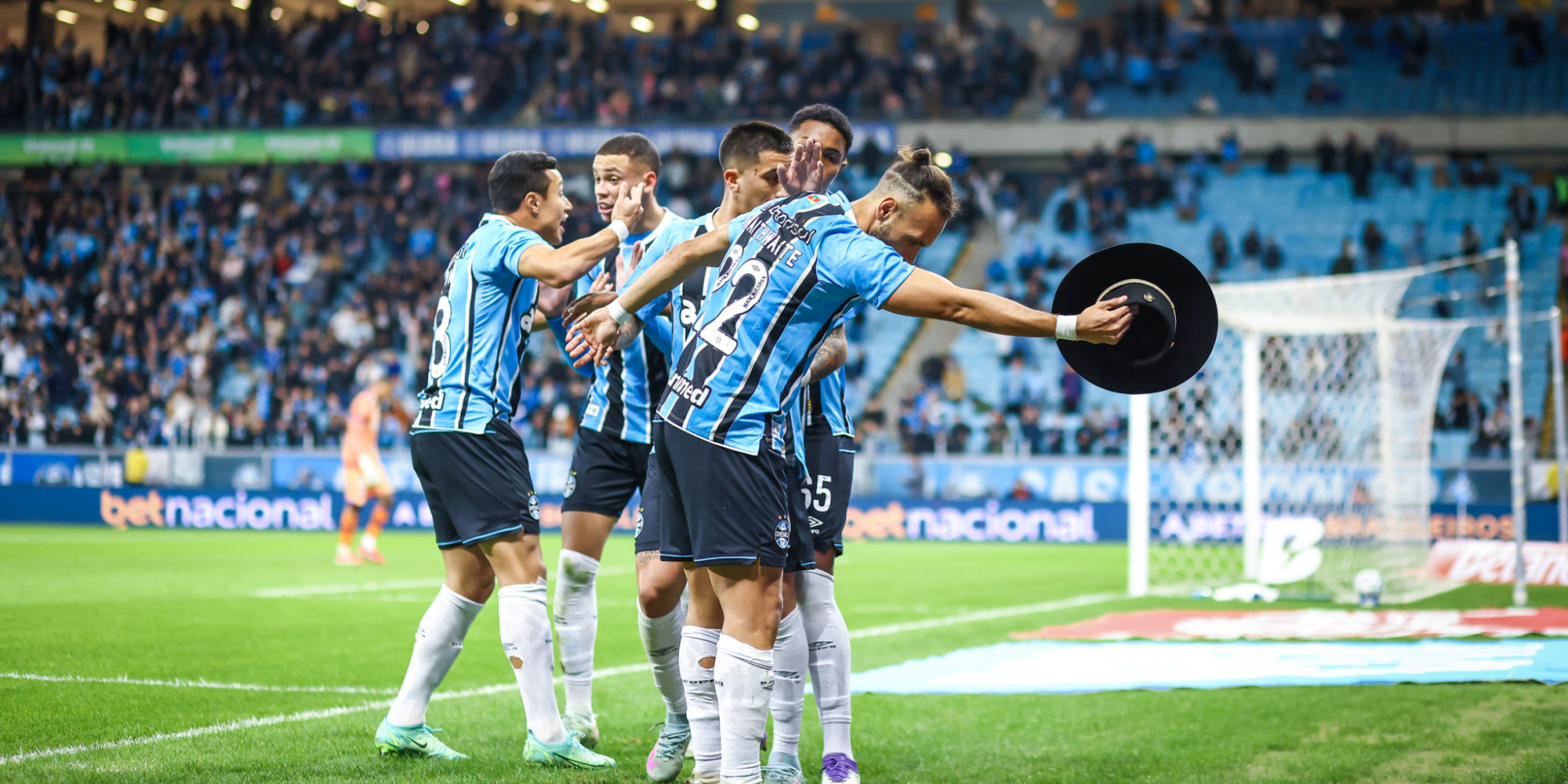 Dinamarquês marcou duas vezes de pênalti em partida atrasada da 14ª rodada. Dinamarquês marcou duas vezes de pênalti em partida atrasada da 14ª rodada.