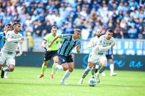 Com um a menos, o Tricolor saiu à frente do placar com gols de Braithwaite e Cristaldo; Gustavo Scarpa, Palacios e Vargas viraram para o time mineiro.