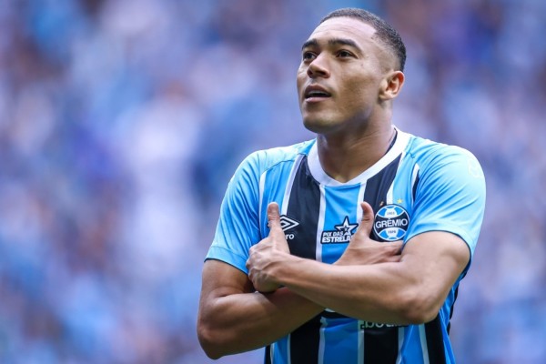 O centroavante marcou os três gols gremistas na vitória por 3 a 1, na tarde deste domingo (26), pela 30ª rodada, diante de quase 33 mil torcedores em Porto Alegre.