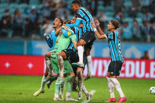 Gabriel Grando brilhou nas penalidades com duas defesas.