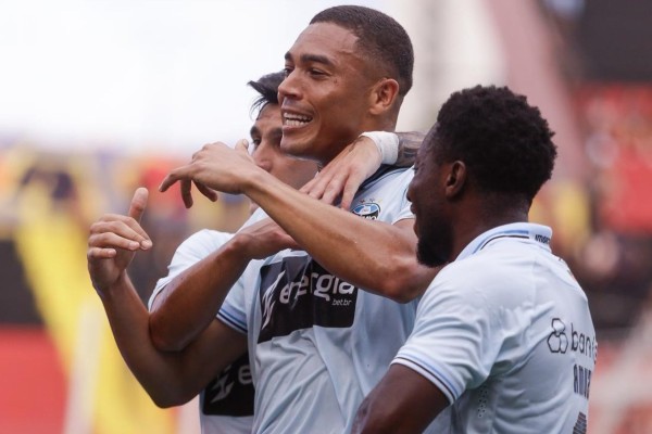 Tricolor fechou o Brasileir&atilde;o com vit&oacute;ria por 4 a 0 na Ilha do Retiro; Mano Menezes aguarda reuni&atilde;o com a futura gest&atilde;o para definir perman&ecirc;ncia.