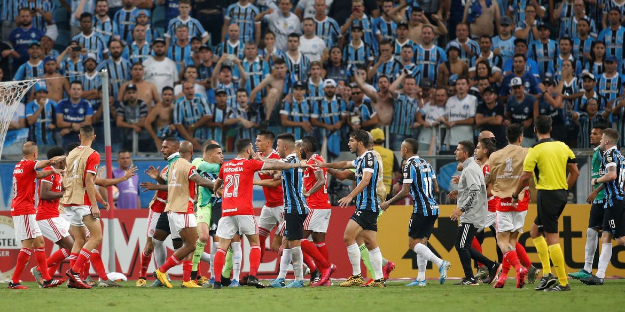 Briga ocorreu no 2º tempo do jogo realizado na Arena Gremista Briga ocorreu no 2º tempo do jogo realizado na Arena Gremista