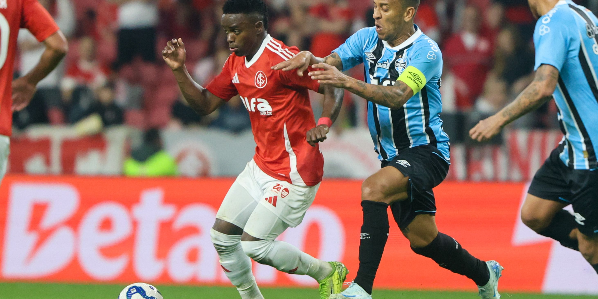 Com gols de Carlos Vinícius, André Henrique e Alysson, o Tricolor superou dois pênaltis convertidos por Alan Patrick e voltou a vencer o Gre-Nal após mais de dois anos; jogo foi marcado por polêmicas do VAR e pênalti desperdiçado no fim.