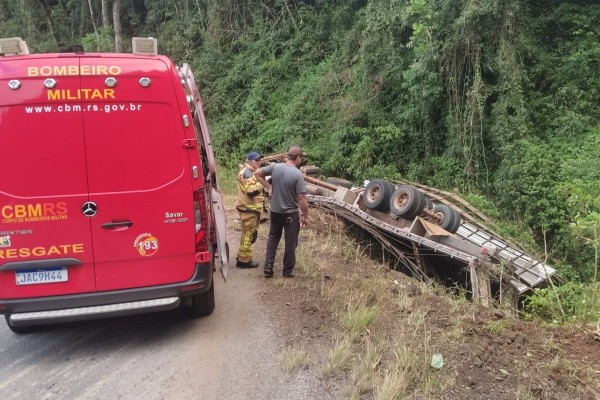 Caminhão com carga de bois capota na ERS-441 em Guaporé