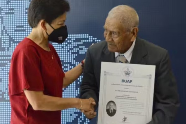 Vovô de 86 anos se forma na faculdade de Engenharia