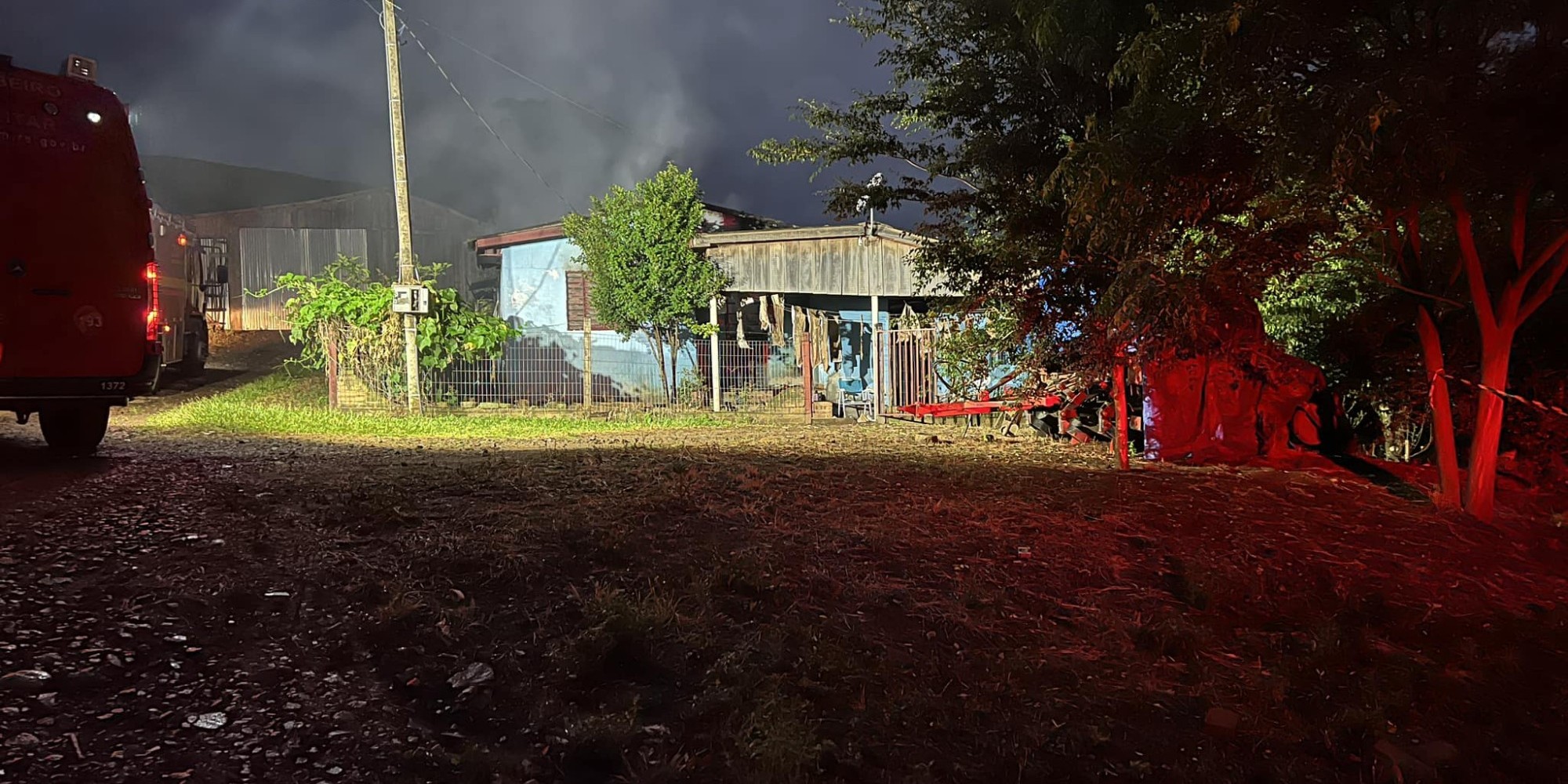 Depois do ataque, que aconteceu na noite desta quarta-feira (17), ele ateou fogo na residência das vítimas.