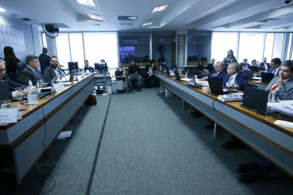 Parlamentares investigam descontos irregulares de aposentados