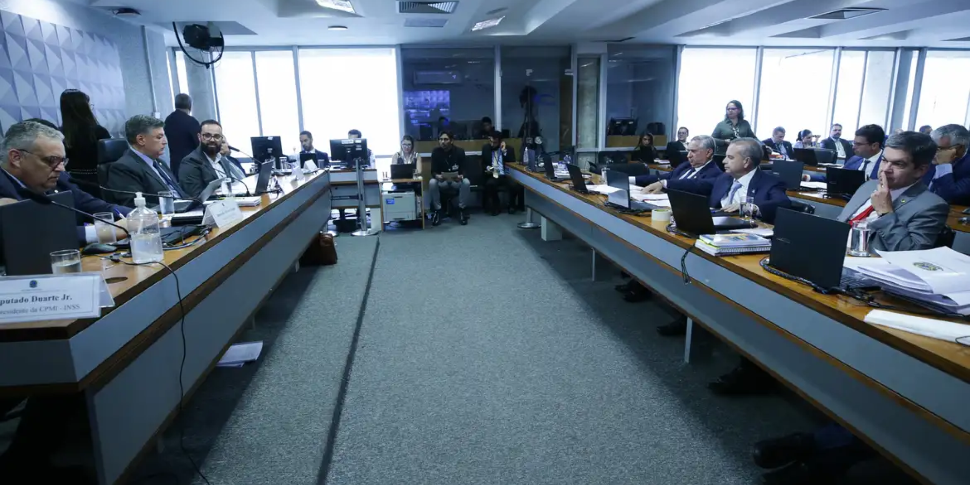 Parlamentares investigam descontos irregulares de aposentados Parlamentares investigam descontos irregulares de aposentados