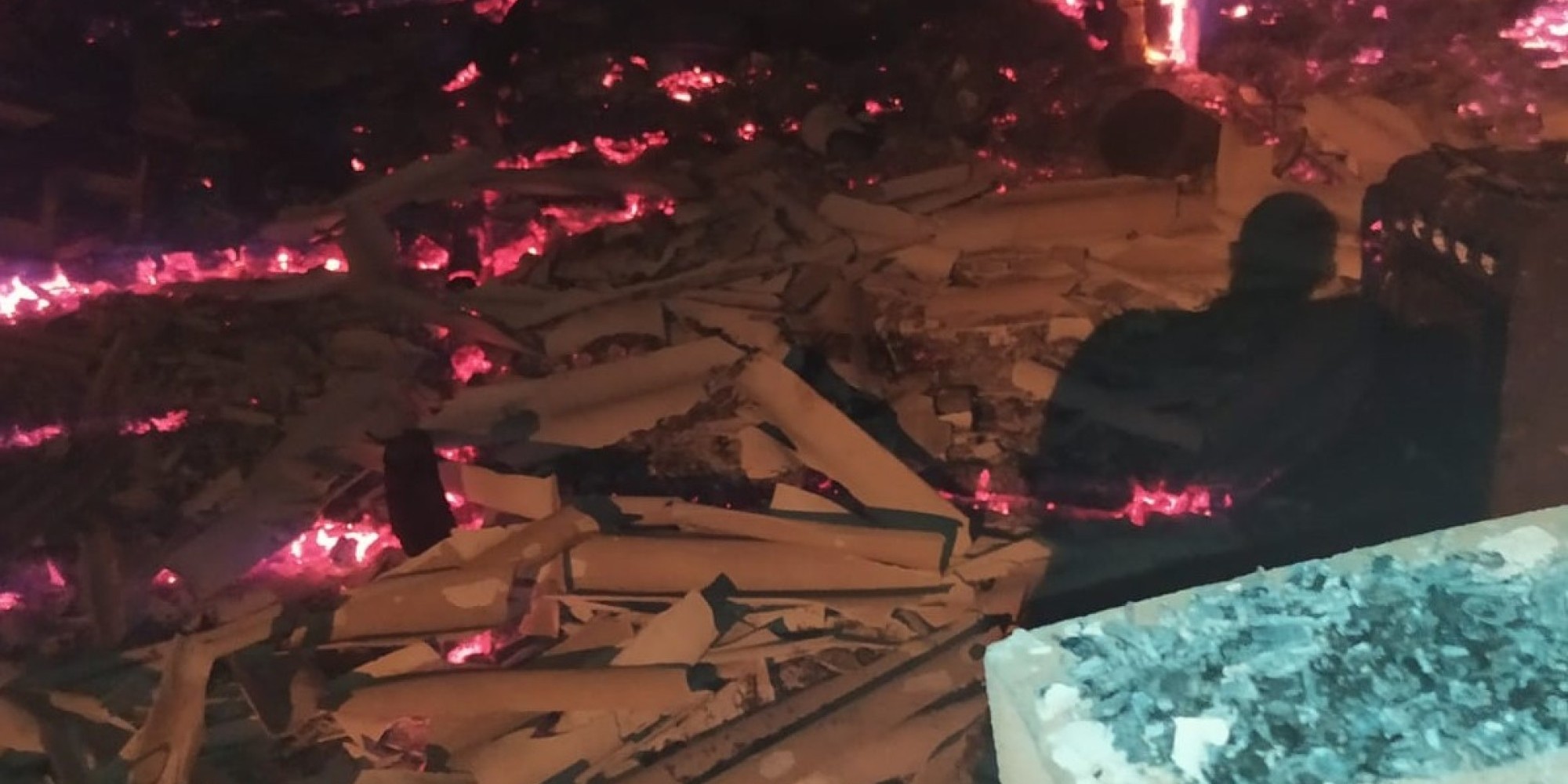 O sinistro, que ocorreu na noite deste domingo (14), consumiu completamente uma casa de madeira na Linha Cachoeira.