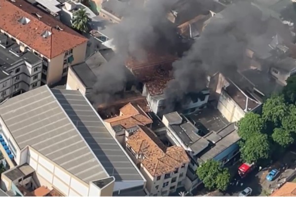 Incêndio de grandes proporções destrói fábrica de fantasias no Rio