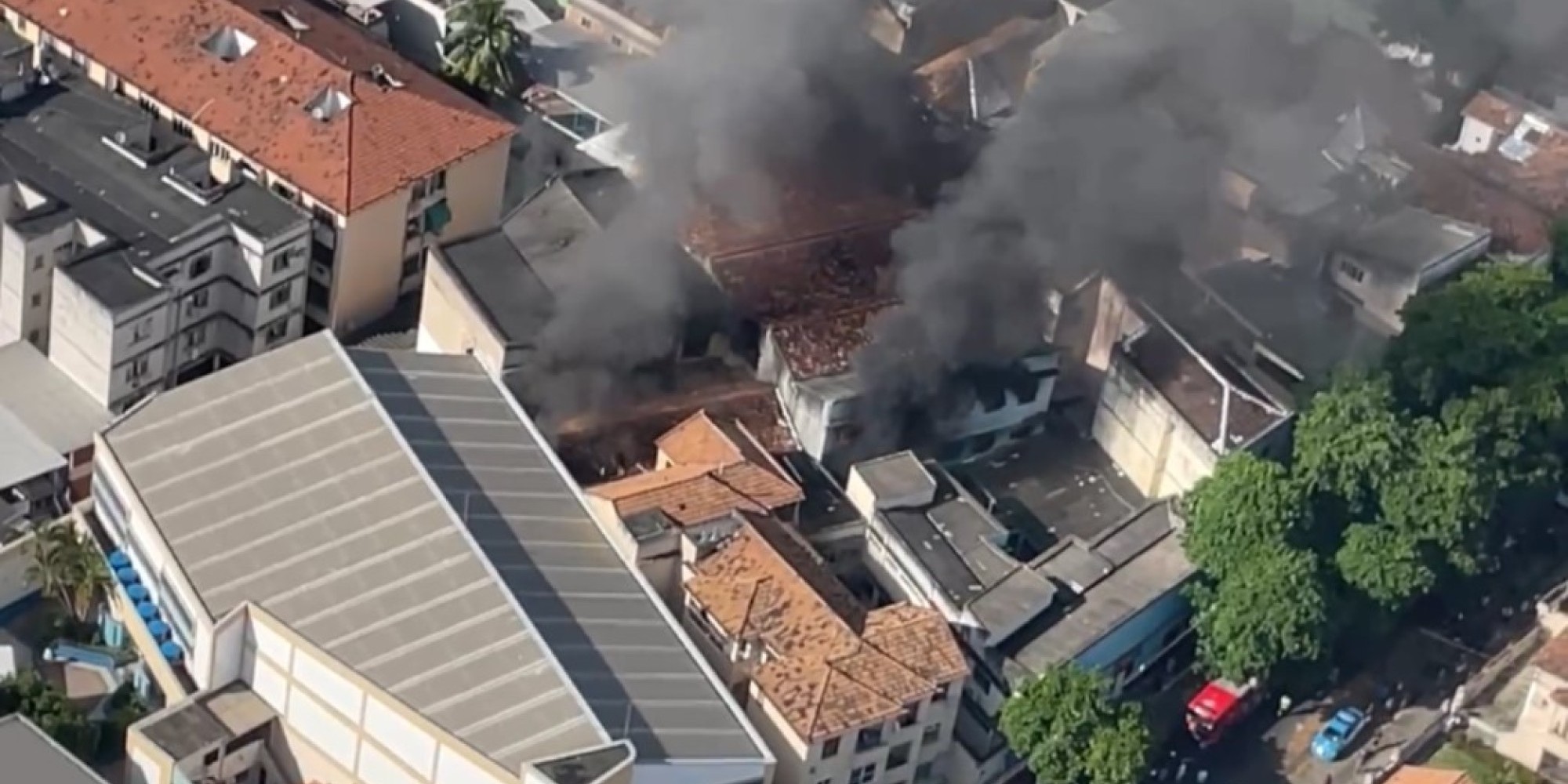 Incêndio de grandes proporções destrói fábrica de fantasias no Rio