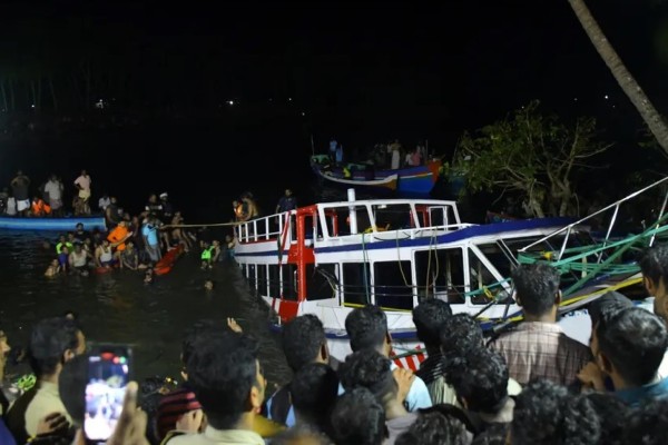 Barco turístico vira na Índia e deixa 22 pessoas mortas  