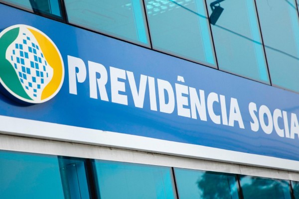  Segurados podem acessar serviços e pedir benefícios pelo Meu INSS e telefone 135 