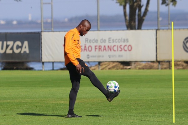 Eduardo Coudet levou 24 jogadores para o confronto desta terça-feira (1º) em Buenos Aires.